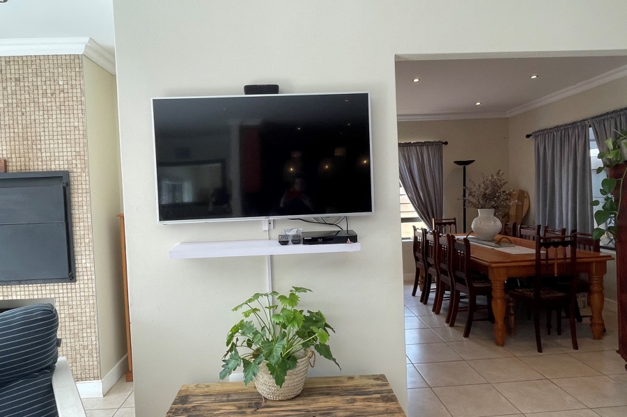 4 Bedroom Property for Sale in Myburgh Park Western Cape